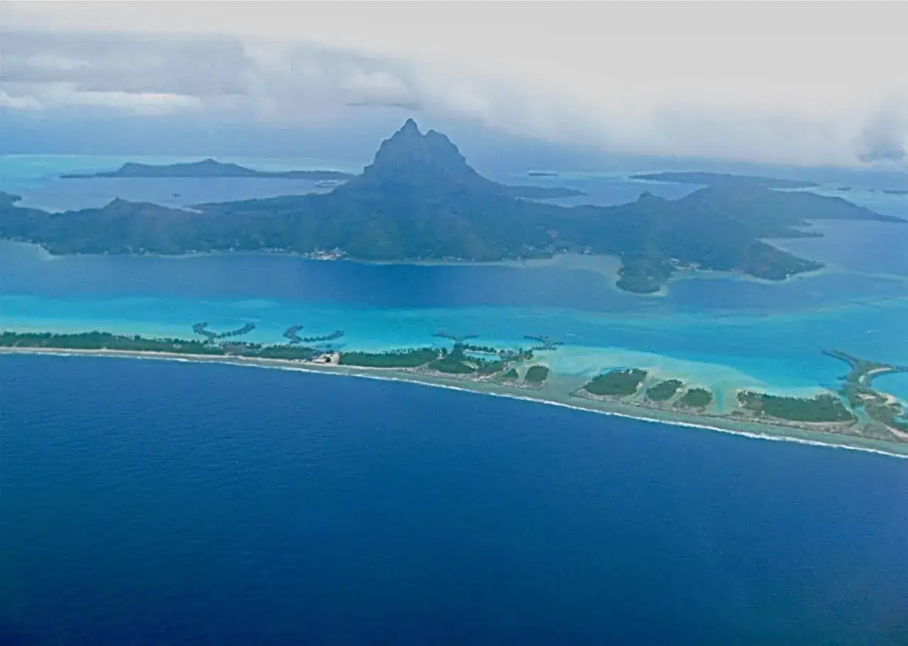 Widok z lotu ptaka na Bora Bora, gdzie jest raj z turkusową wodą i zielonymi wysepkami.