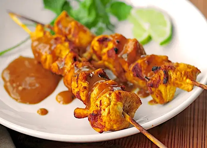 pollo satay con salsa di arachidi