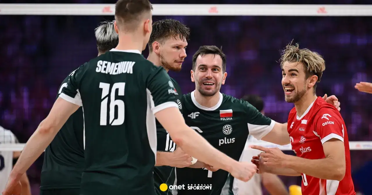 Siatkarze reprezentacji Polski w piłce siatkowej mężczyzn, Semeniuk i jego koledzy, cieszą się po udanej akcji.