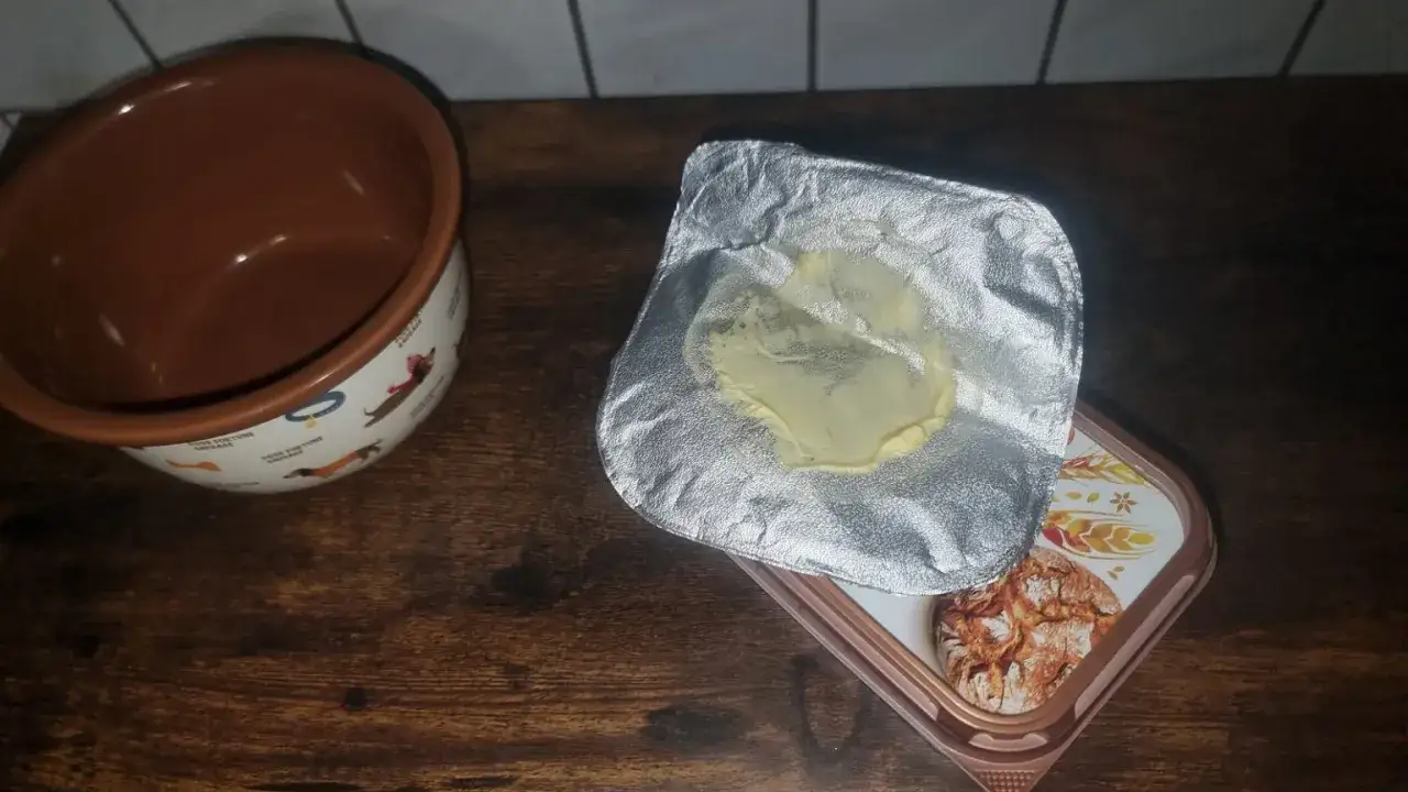 Opakowanie po maśle, z resztkami na folii, obok miseczki z pieskami. Gdzie wyrzucić opakowanie po maśle?
