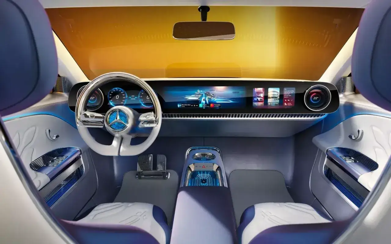 Wnętrze Mercedes CLA 2025: futurystyczny kokpit z panoramicznym ekranem, cyfrowymi zegarami i podświetleniem ambientowym.
