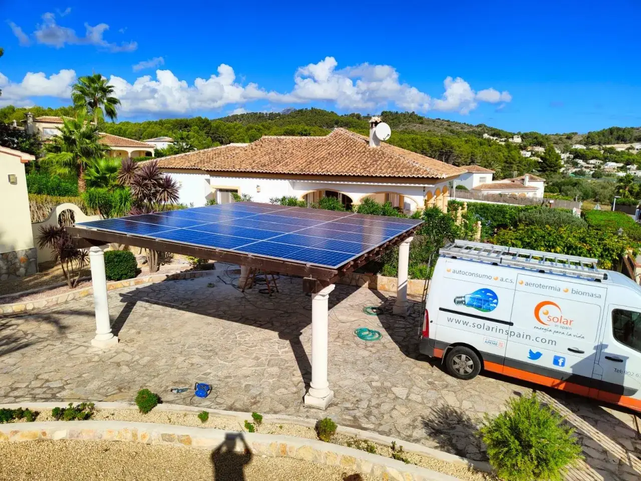 Instalaci&oacute;n de paneles solares en una villa, parte de las tecnolog&iacute;as energ&eacute;ticas sostenibles. Una furgoneta de 