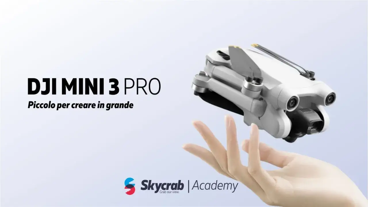 DJI Mini 3 Pro: piccolo drone con caratteristiche avanzate, tenuto in mano.