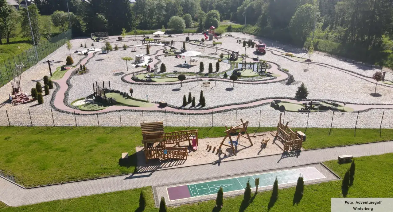 Abenteuergolfanlage in Winterberg mit vielen Hindernissen und Spielger&auml;ten f&uuml;r Kinder. Ein toller Ort f&uuml;r einen Ausflug mit der Familie.