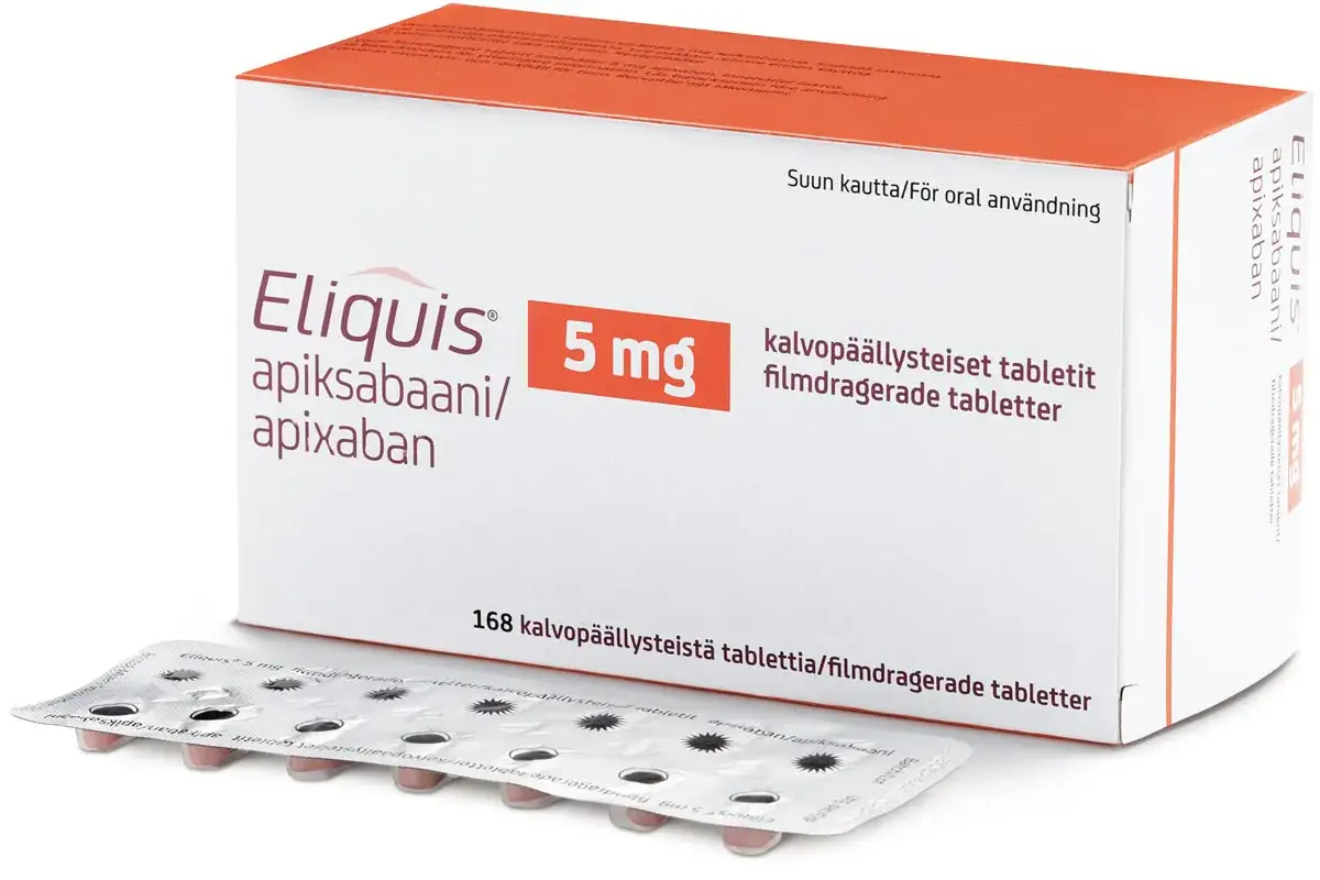 Opakowanie leku Eliquis 5 mg z blistrem tabletek. Apiksaban w dawce 5 mg.