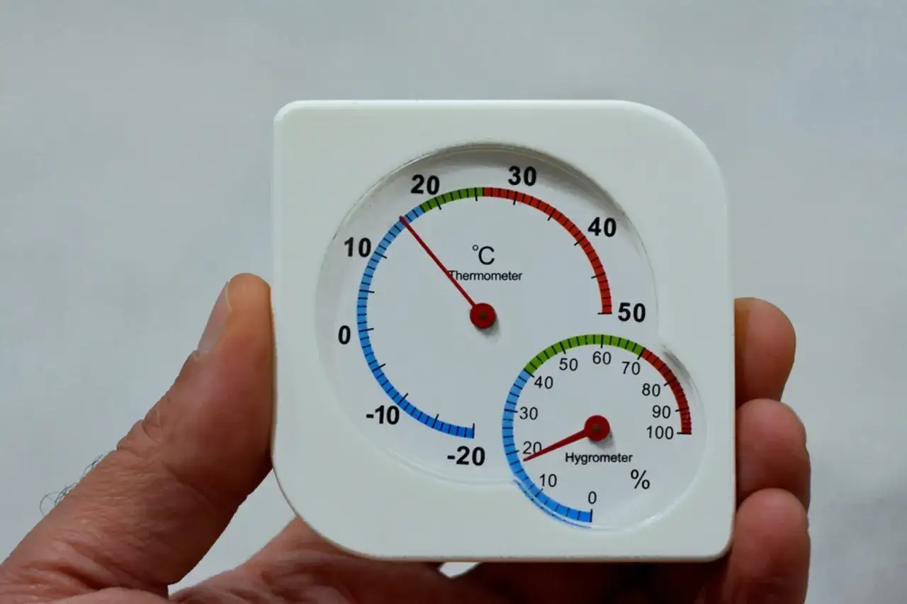 Termómetro y higrómetro en mano. El termómetro marca 10°C y el higrómetro 30%. Averigua cuál es la humedad ideal para tu hogar.
