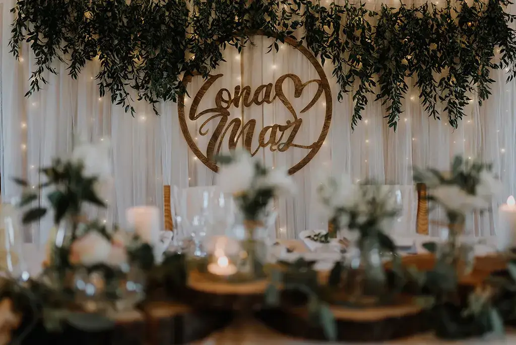różne style dekoracji drzwi na ślub rustykalny glamour boho klasyczny