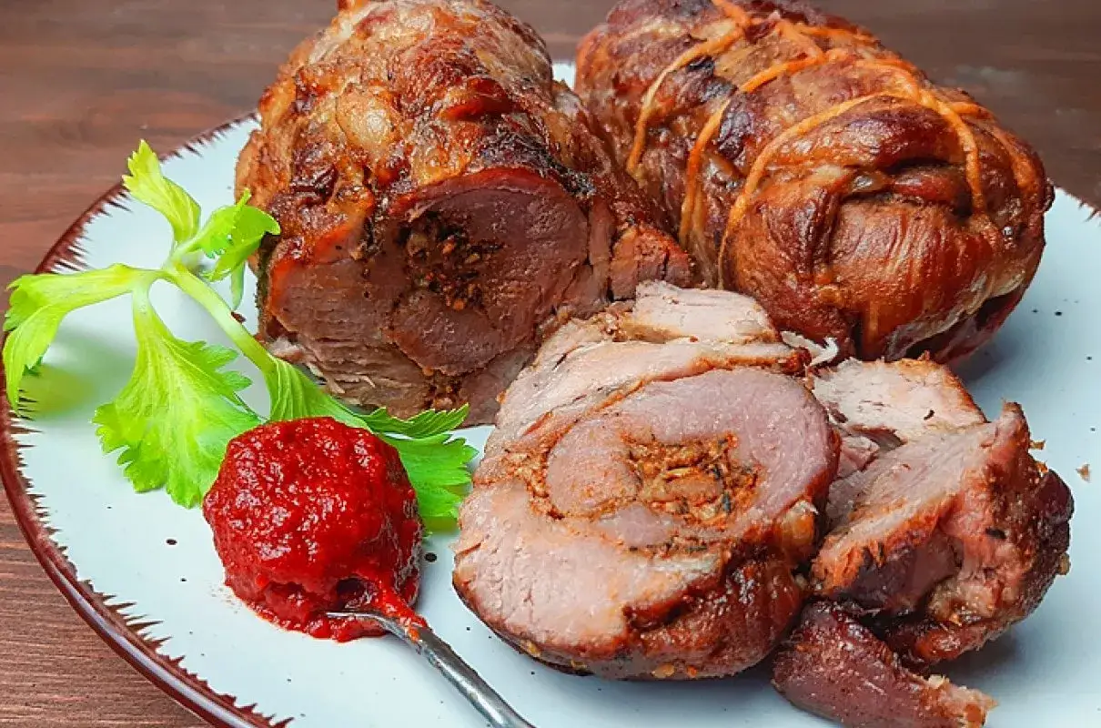 Pyszne, pieczone zrazy z karkówki, podane z chrzanem i natką pietruszki. Idealne na obiad.