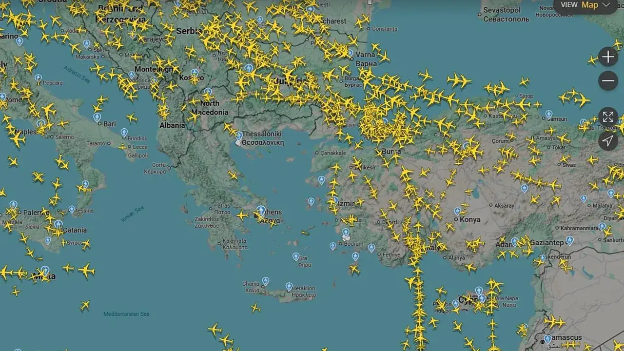 Mapa lotów nad Europą i Bliskim Wschodem. Wiele samolotów pokazuje, ile trwa lot z Grecji do Polski.