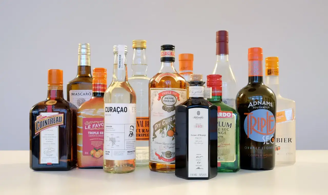 różne rodzaje likierów pomarańczowych, butelki Cointreau, Triple Sec, Grand Marnier