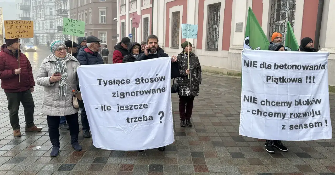 Protestujący sprzeciwiają się nowym przepisom. Kto stoi za kampanią 