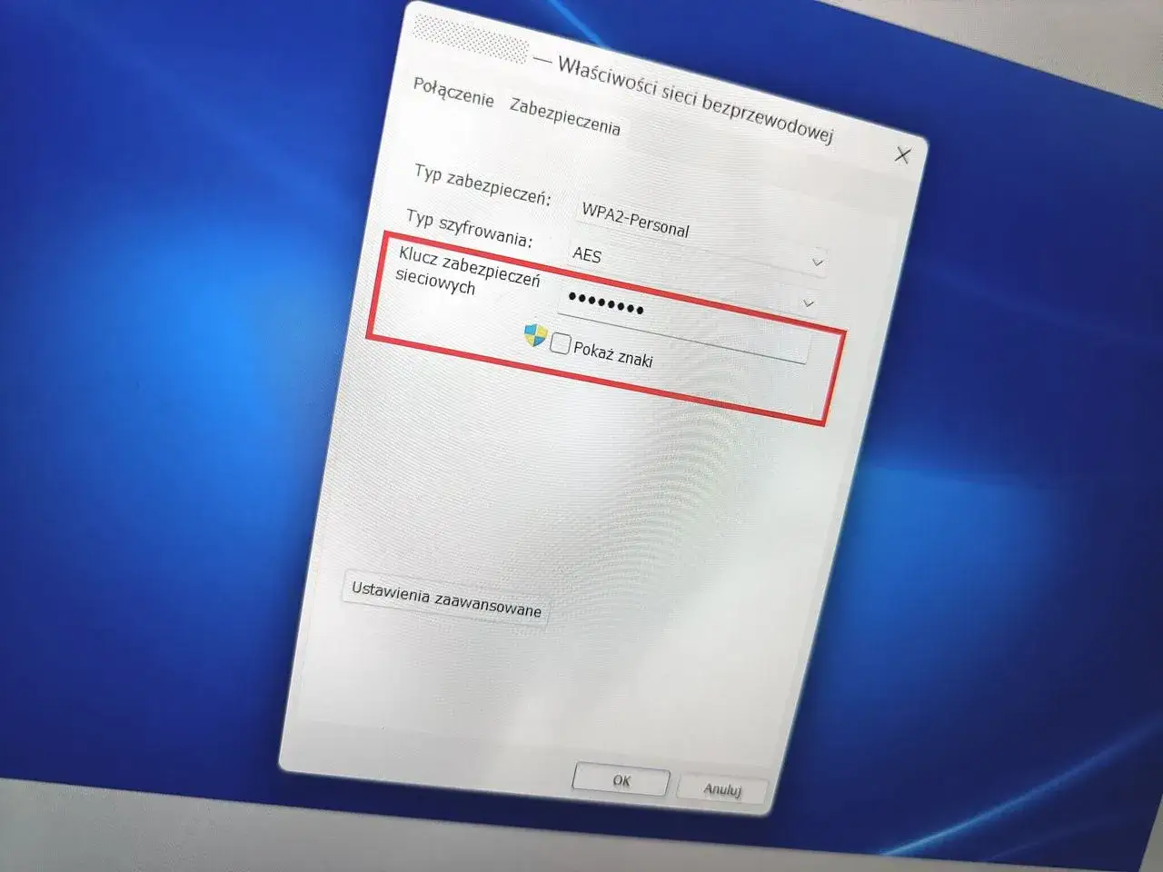 okno właściwości sieci Wi-Fi w Windows 11 z widocznym przyciskiem 'Wyświetl' hasło