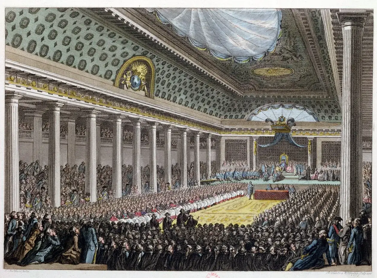 La s&eacute;ance du 5 mai 1789 aux &Eacute;tats G&eacute;n&eacute;raux. Une foule immense assiste &agrave; l'ouverture dans une salle orn&eacute;e de colonnes et de tentures.