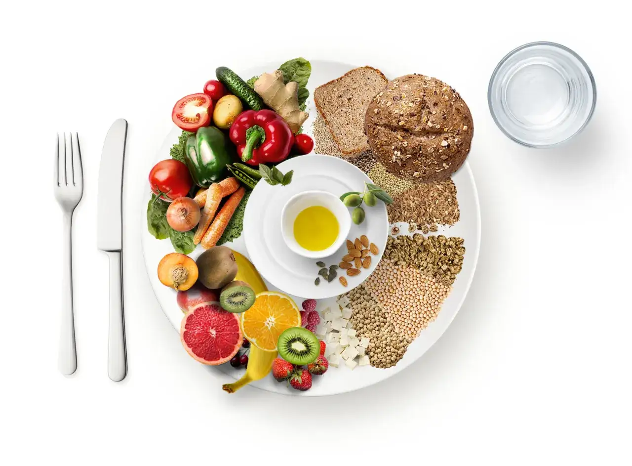 Talerz zdrowej żywności, zbilansowana dieta, warzywa i owoce
