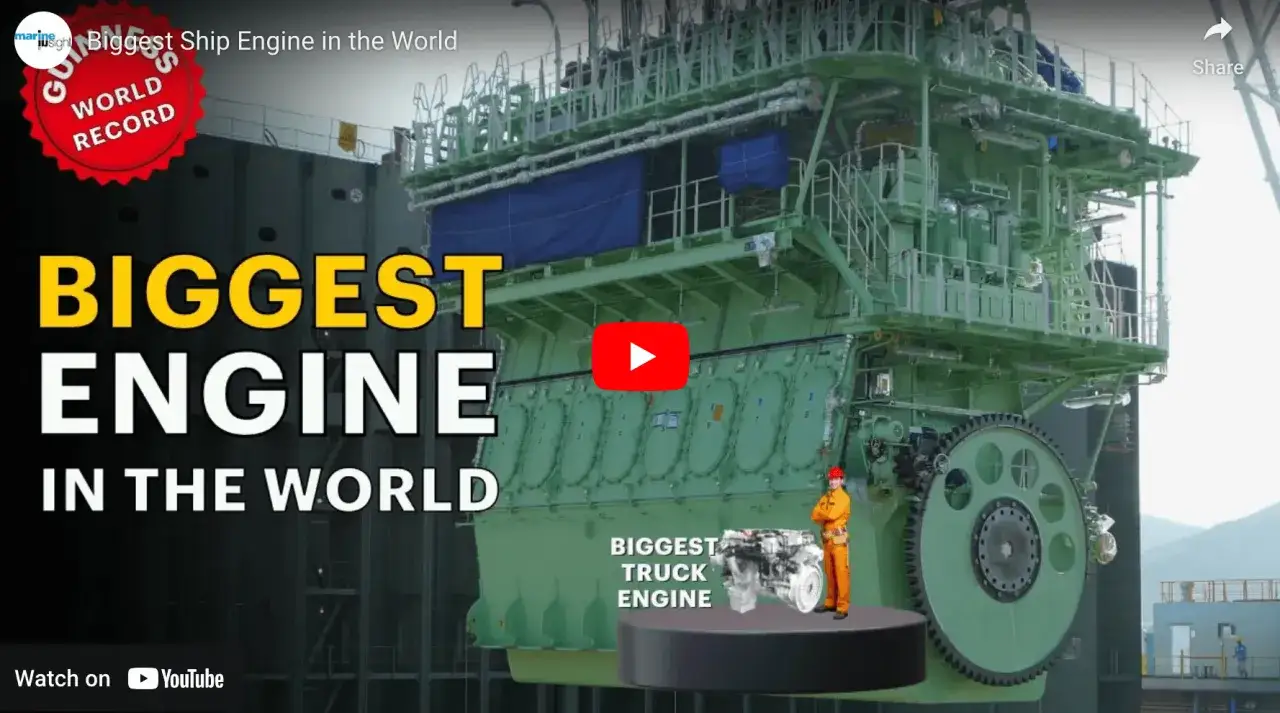 Le plus gros moteur de bateau du monde, un colosse vert, est pr&eacute;sent&eacute; avec un ouvrier et un moteur de camion pour comparaison.