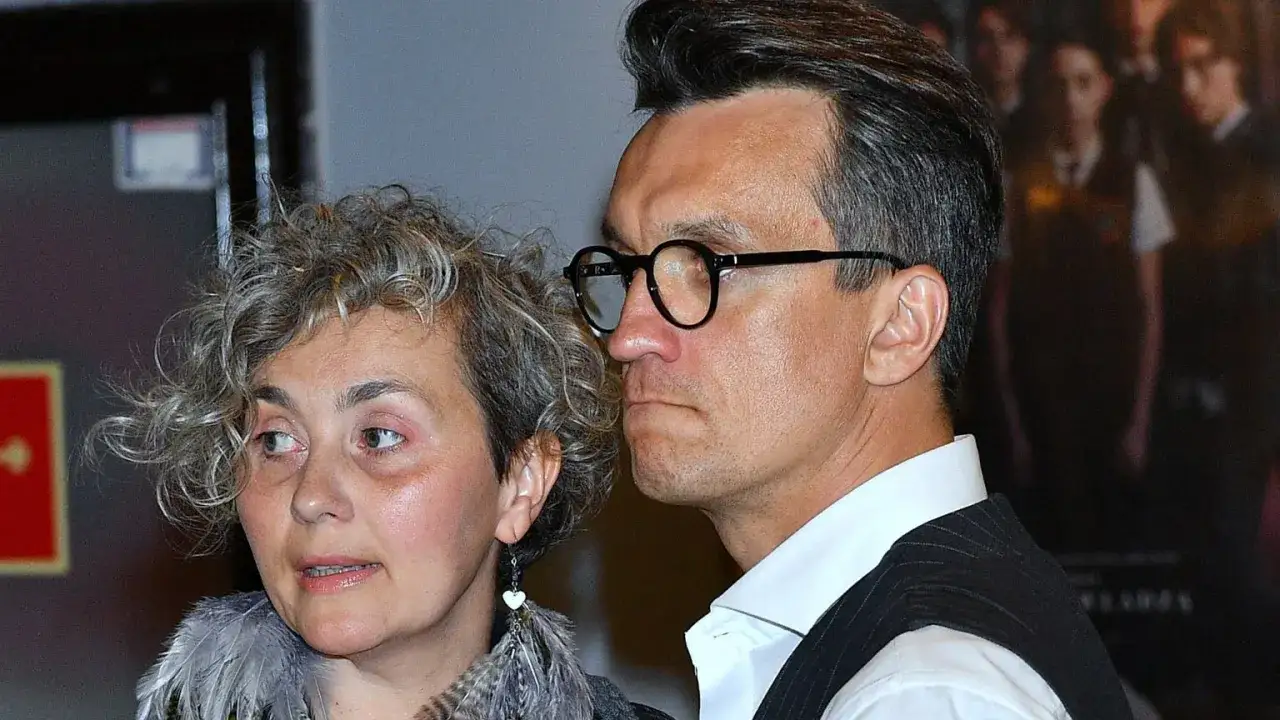 Michał Czernecki i jego partnerka, wpatrzeni w dal. Ich romans kwitnie.