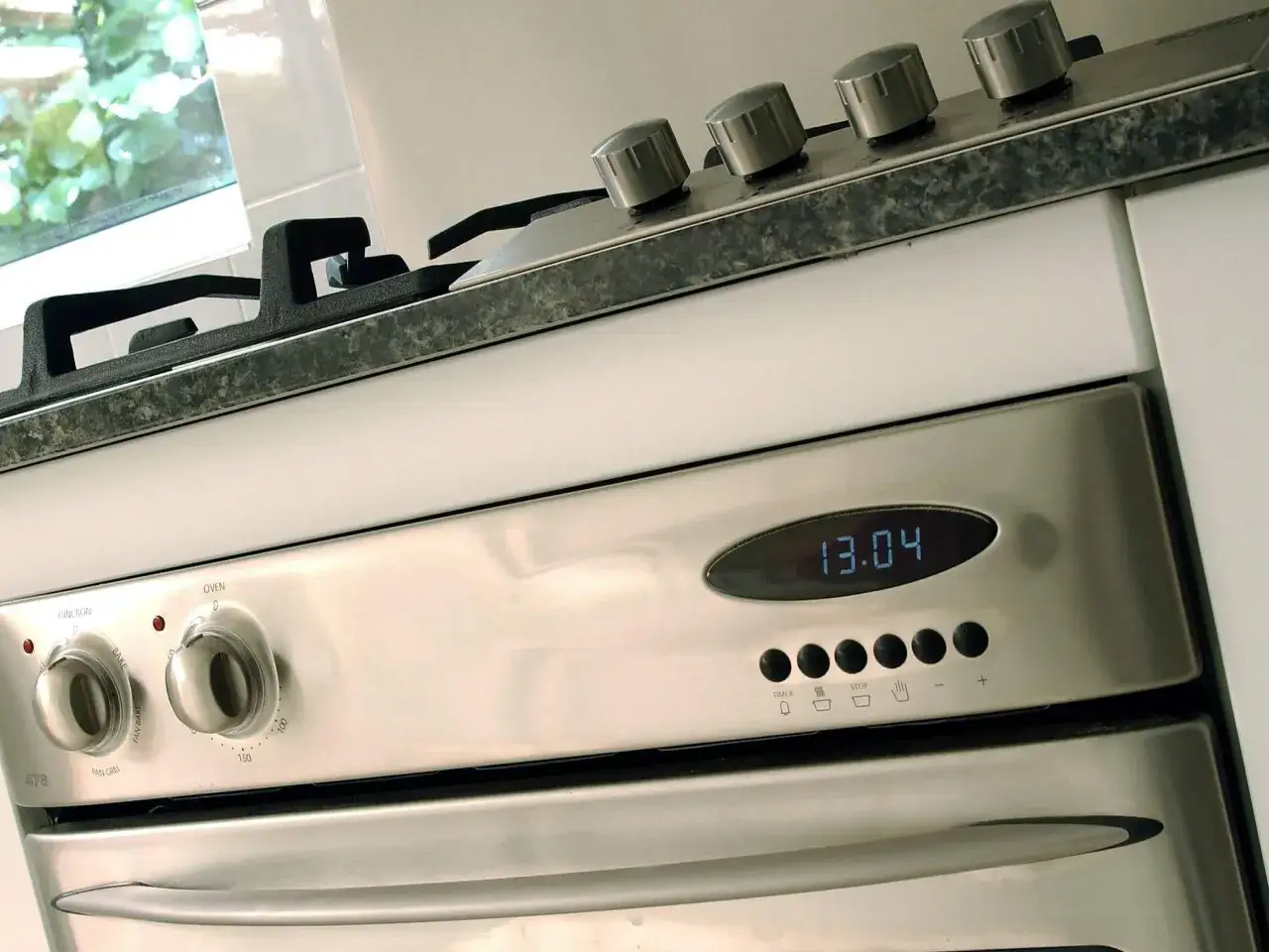 Edelstahl-Backofen mit digitaler Zeitanzeige und Drehreglern. Bereit f&uuml;r den ersten **Backofen einbrennen**-Vorgang.