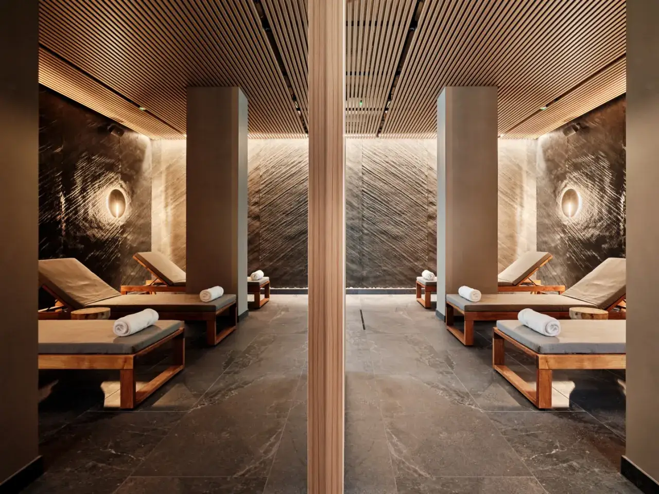 Luksusowy spa w Karpaczu. Relaks na leżakach z ręcznikami, idealne miejsce na pakiety SPA.
