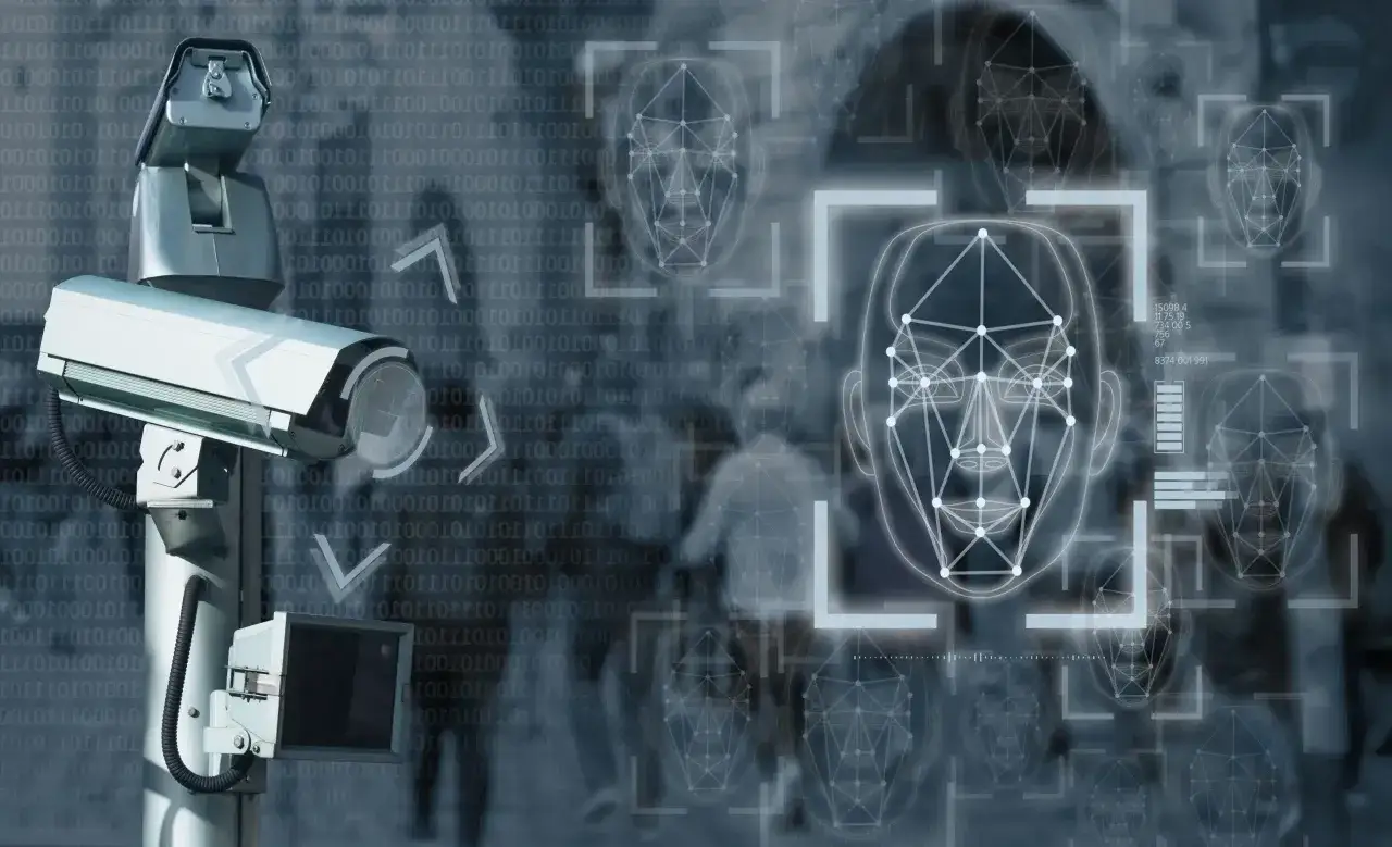 Cam&eacute;ra de surveillance avec analyse faciale. Des visages num&eacute;ris&eacute;s apparaissent sur fond de code binaire.