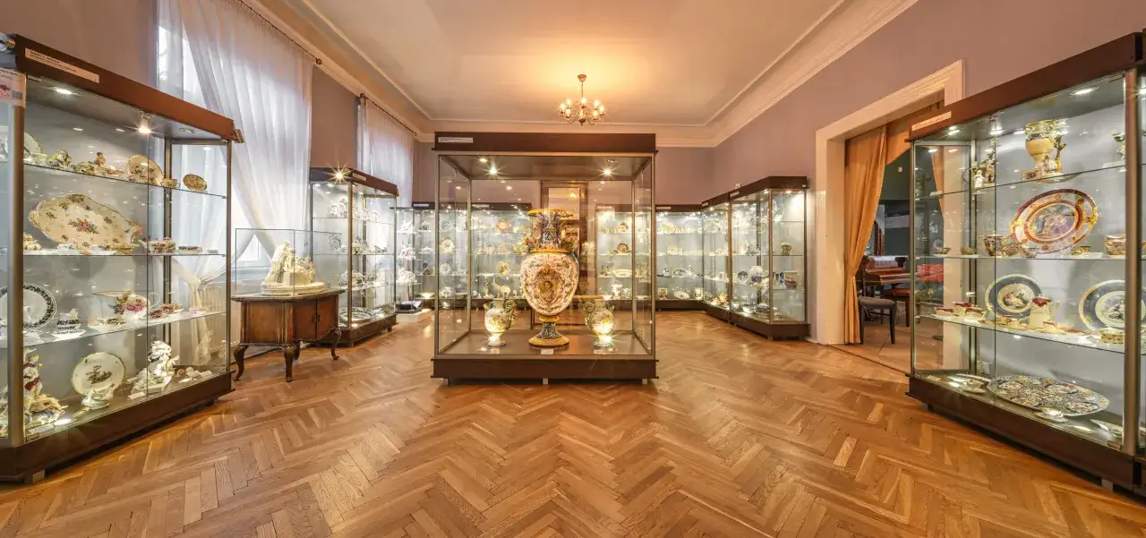 Wnętrze muzeum porcelany Wałbrzych. Szklane gabloty wypełnione są bogatymi kolekcjami porcelanowych naczyń i ozdób.