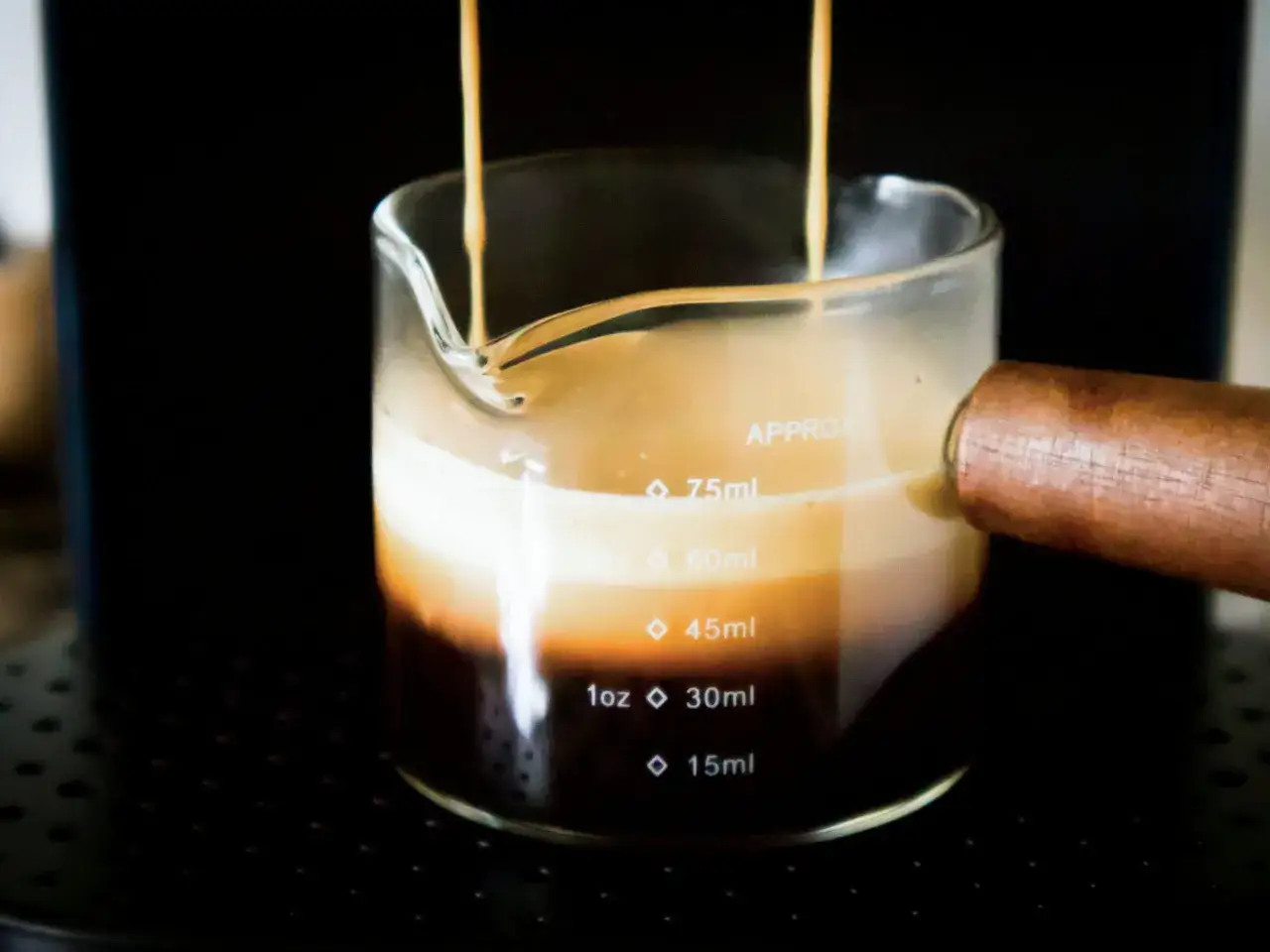 Idealny cortado kawa w szklanym dzbanku z drewnianą rączką, z miarką w ml.