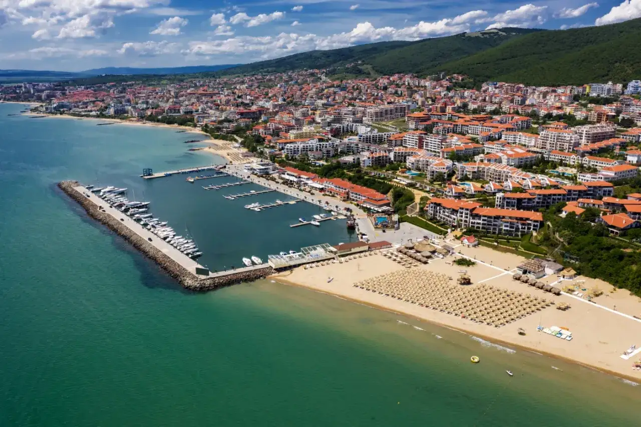 Sveti Vlas: malownicza marina, plaża z leżakami i zabudowania kurortu. Warto zobaczyć to miejsce!