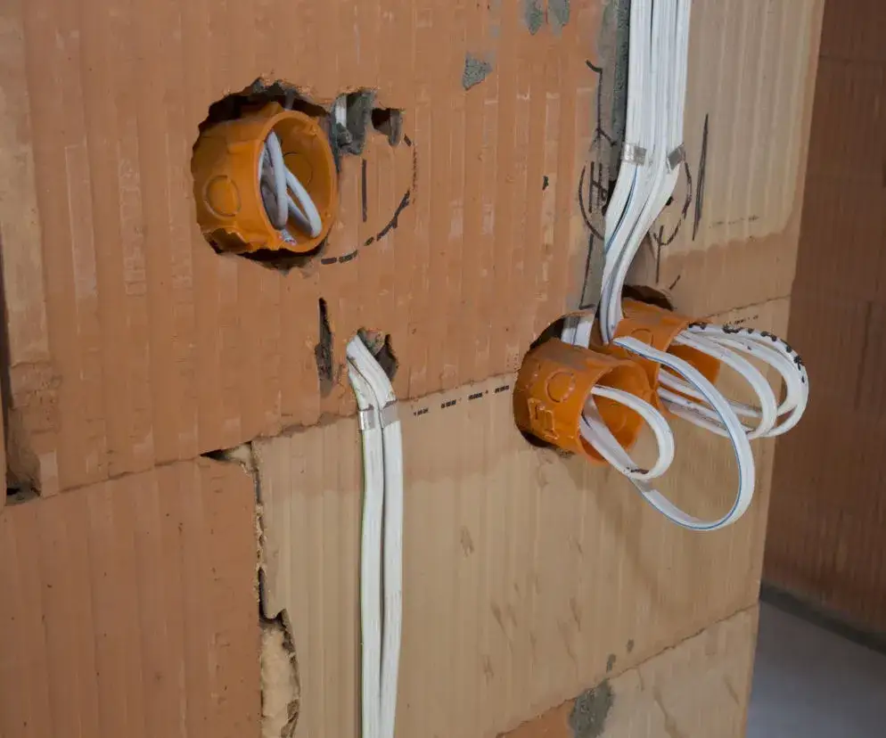 elektryk wycenia instalację elektryczną dom
