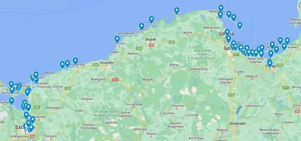 Mapa polskiego wybrzeża z zaznaczonymi najcieplejszymi i najzimniejszymi regionami Bałtyku