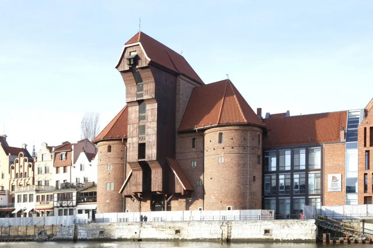 Żuraw, symbol Gdańska, w blasku słońca. Ten historyczny wojażer gdańsk zachwyca swoją architekturą.