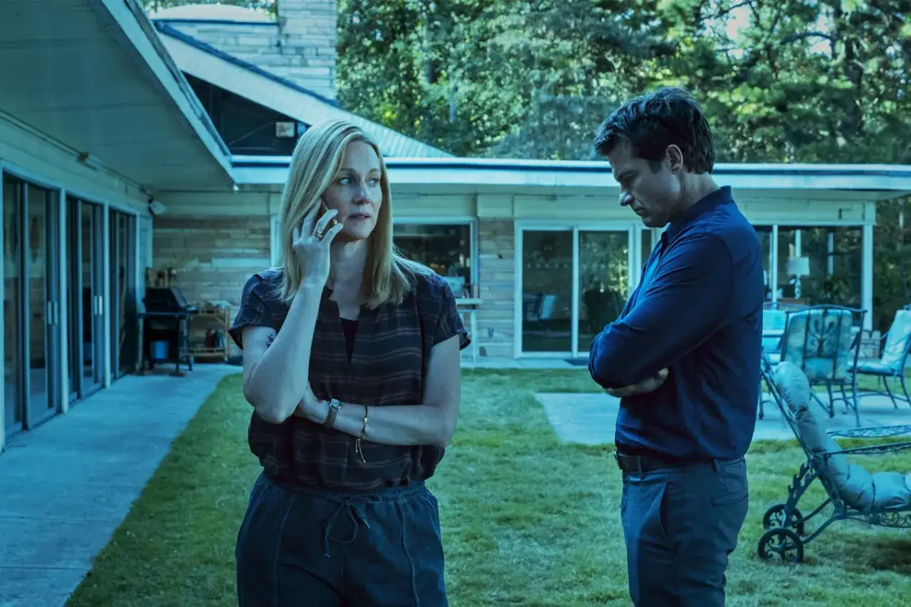 Marty und Wendy Byrde im Garten, ein angespanntes Gespr&auml;ch im Stil von Ozark Staffel 3.