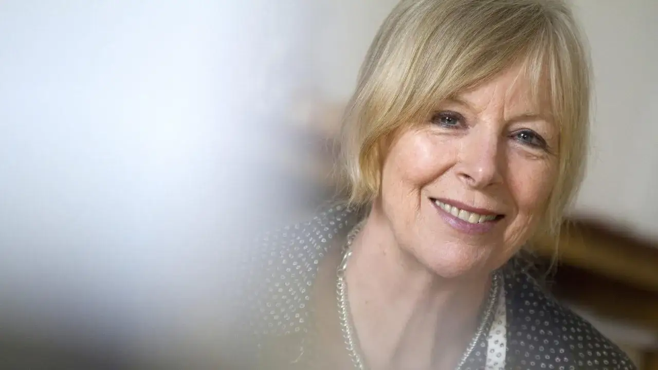 Portr&auml;t von Dagmar Ploetz, die l&auml;chelnd in die Kamera blickt. Sie tr&auml;gt eine silberne Kette und ein gemustertes Oberteil.