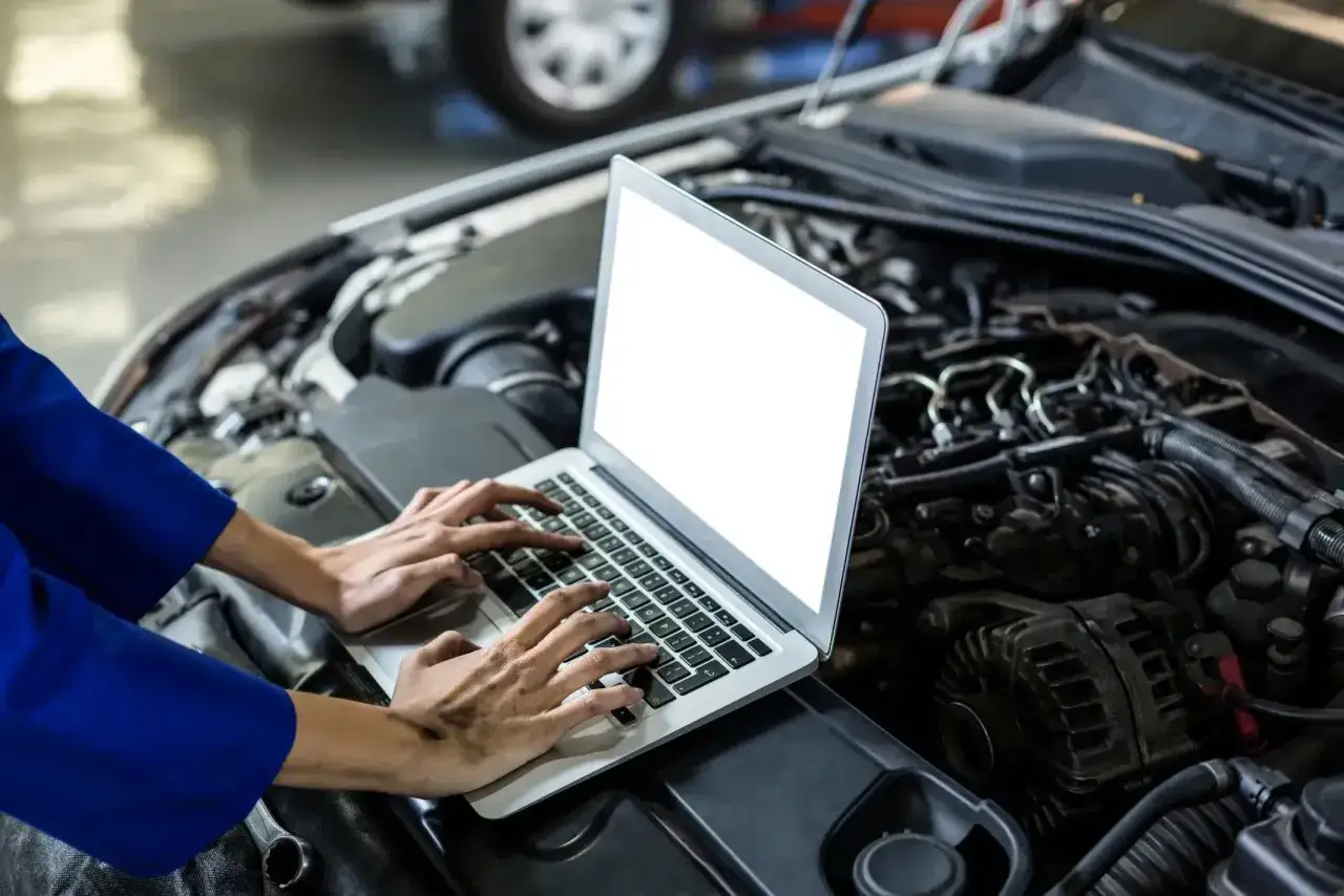 Mechanik diagnozuje wypadanie zapłonu na LPG, analizując dane z komputera podłączonego do silnika.