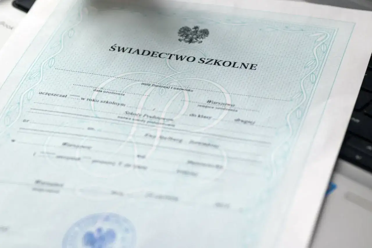 Świadectwo szkolne z godłem Polski, dokument potwierdzający ukończenie nauki.