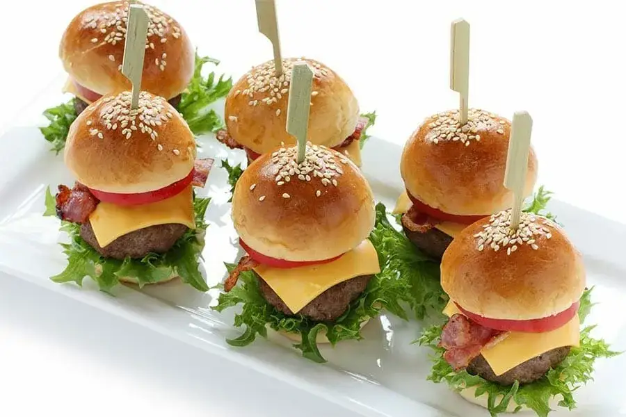 mini pains à burger maison moelleux sur une grille de refroidissement