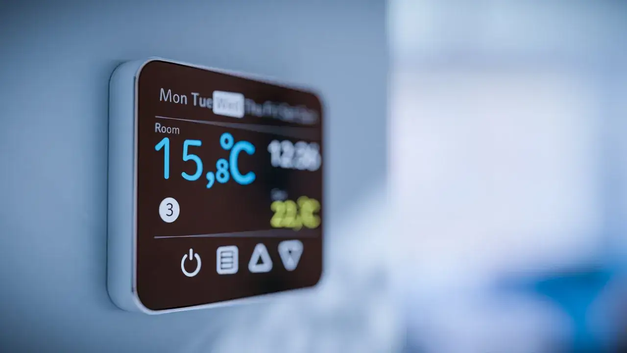 Termostat pokazuje 15,8&deg;C. Zastanawiasz się, jaką temperaturę ustawić na piecu gazowym, by było cieplej?