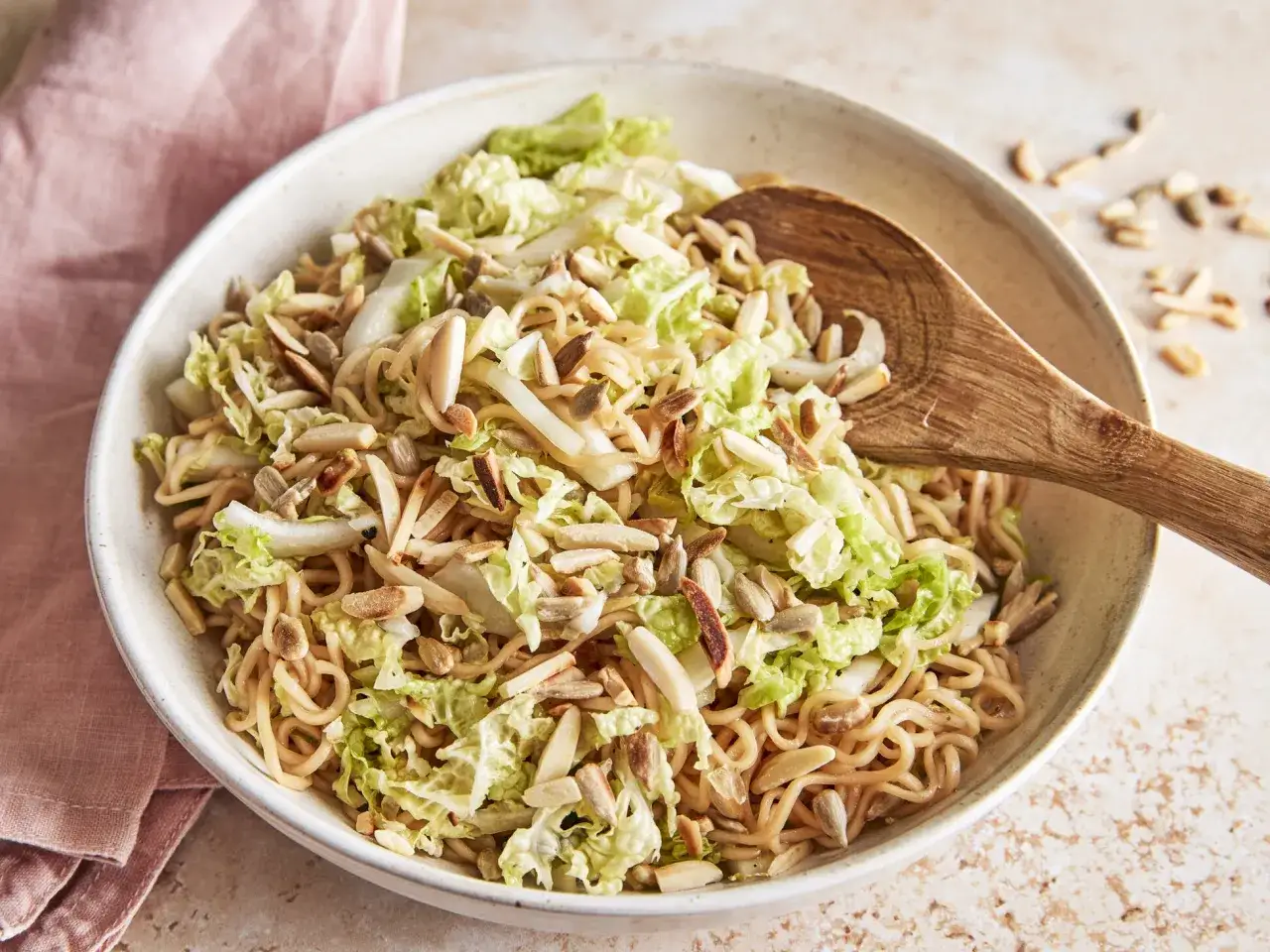 Nudelsalat mit Chinakohl und Mandeln, ein echter