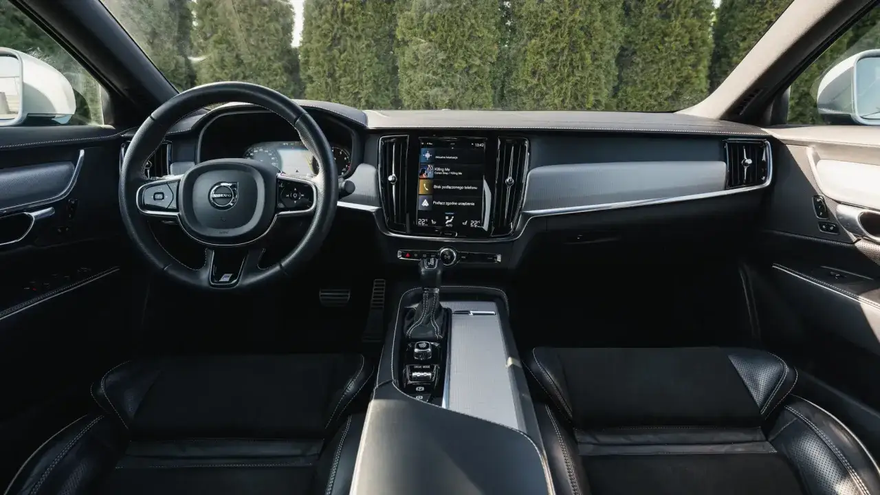 Wnętrze Volvo S90. Kierownica, ekran multimediów z informacją 