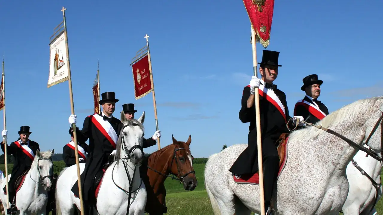 Reiter mit Zylindern und Fahnen beim Blutritt Bad Wurzach.