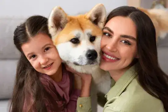 Szczęśliwa Akita z rodziną