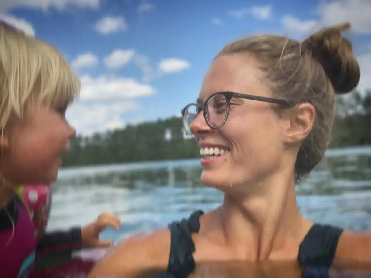 Julia Pietrucha z dzieckiem cieszą się wodą i słońcem. Uśmiechnięta mama patrzy na swoją pociechę.