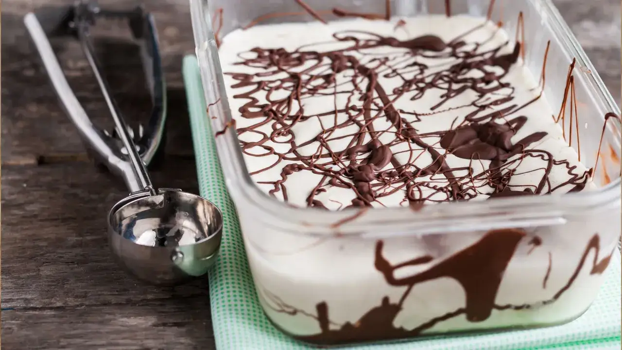 Eiscreme mit Schokoladenst&uuml;ckchen, bereit zum Servieren. Das ist Stracciatella!