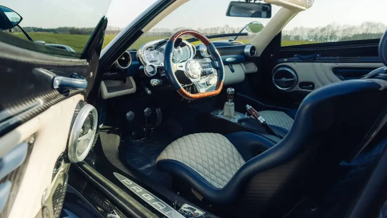 Wnętrze Pagani Zonda, z pikowanymi skórzanymi fotelami i drewnianą kierownicą. Marzenie o tym aucie, choć pagani zonda cena jest wysoka.