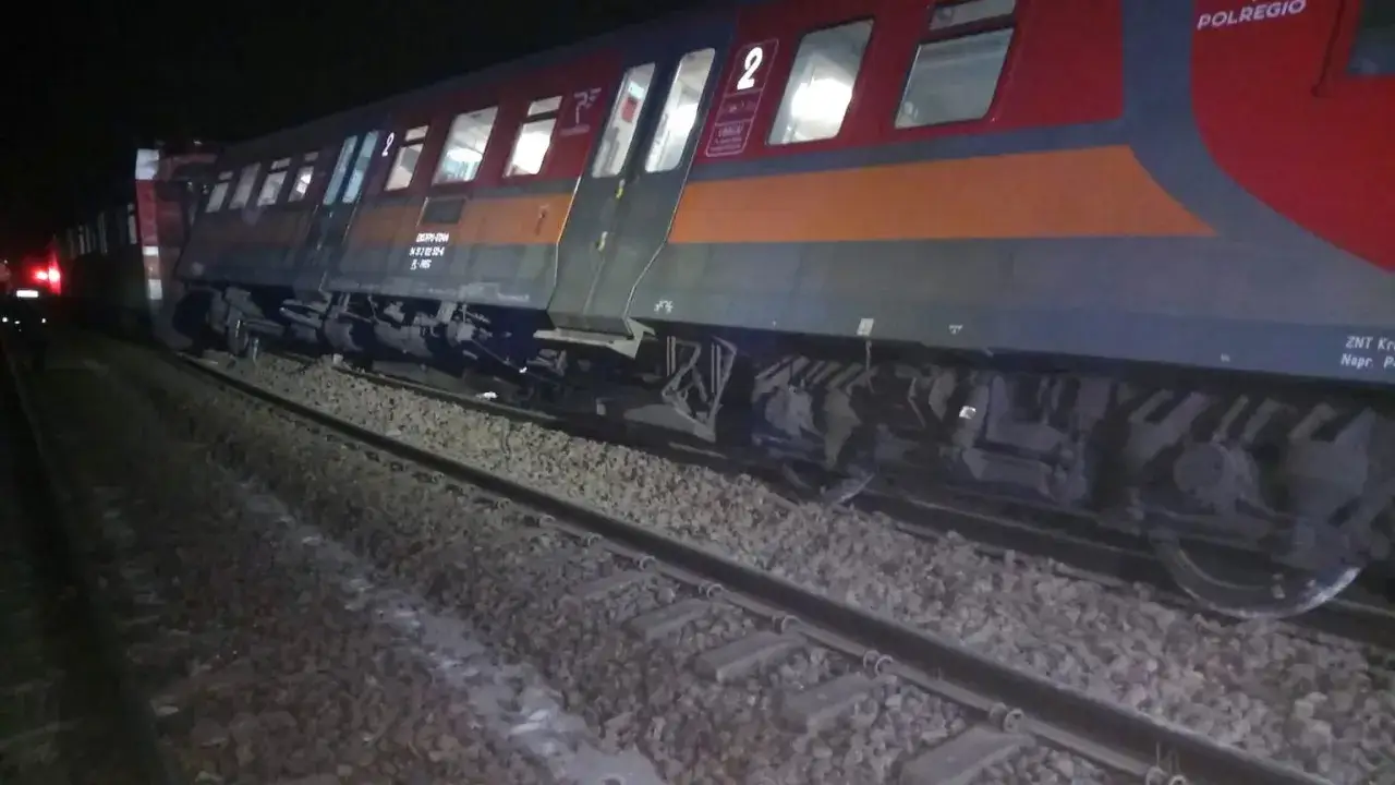 Pociąg Polregio na torach, nocą. Może to być pociąg z Miechowa do Krakowa, ale rozkład jazdy nie jest widoczny.