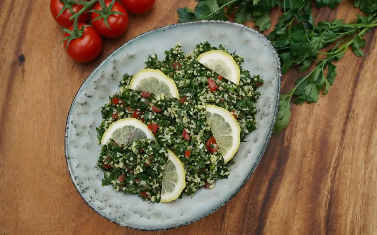Frischer Tabouleh-Salat mit Zitrone, Tomaten und Petersilie. Ein leichtes und gesundes tabouleh rezept.