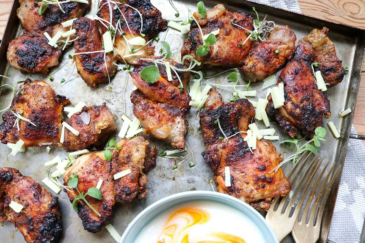 Grillad kycklingfil&eacute;, sazonar pechuga de pollo a la plancha, serverad med &ouml;rter och en sk&aring;l med s&aring;s.