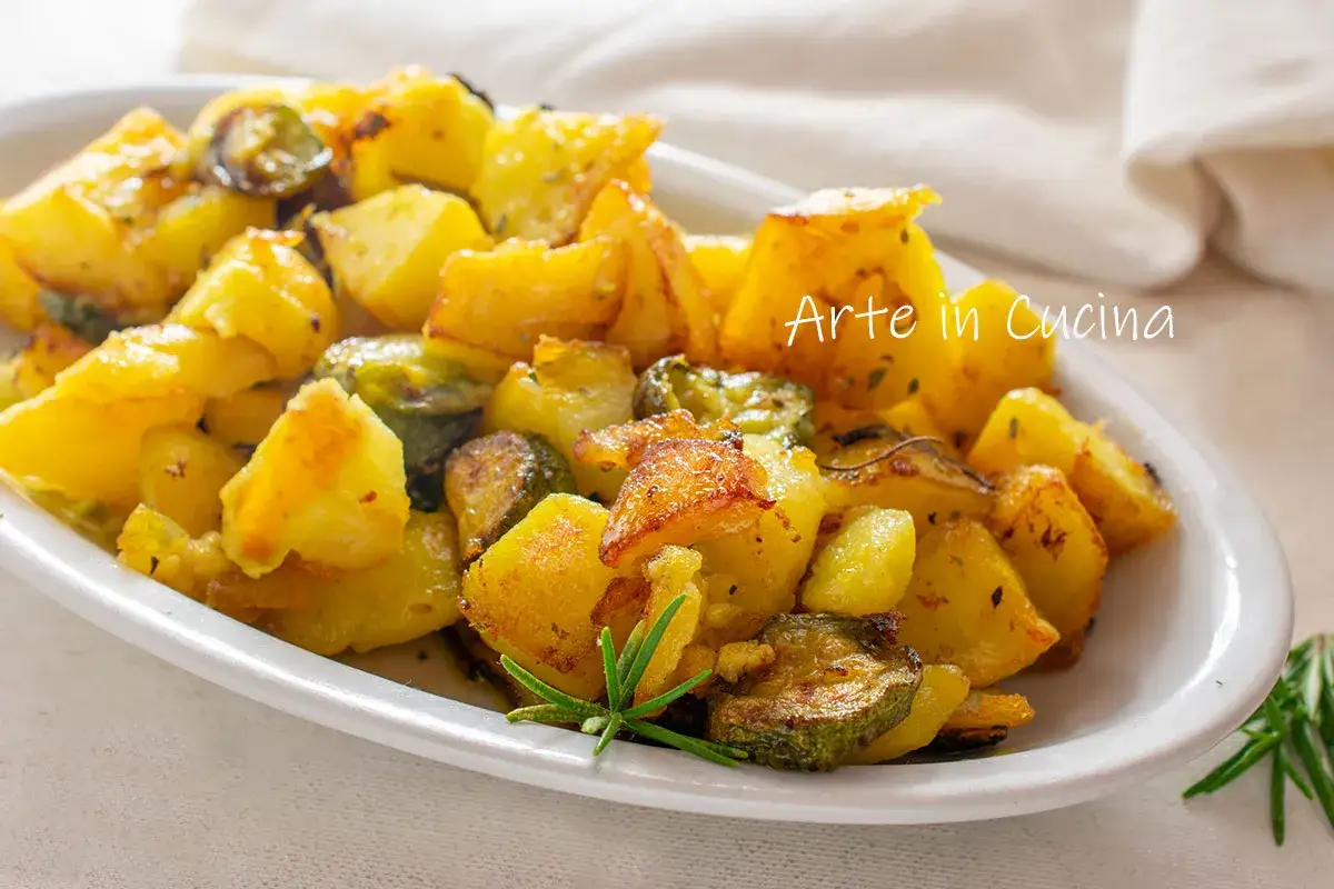 Patate e zucchine al forno, un classico delle ricette con zucchine e patate, dorate e profumate.