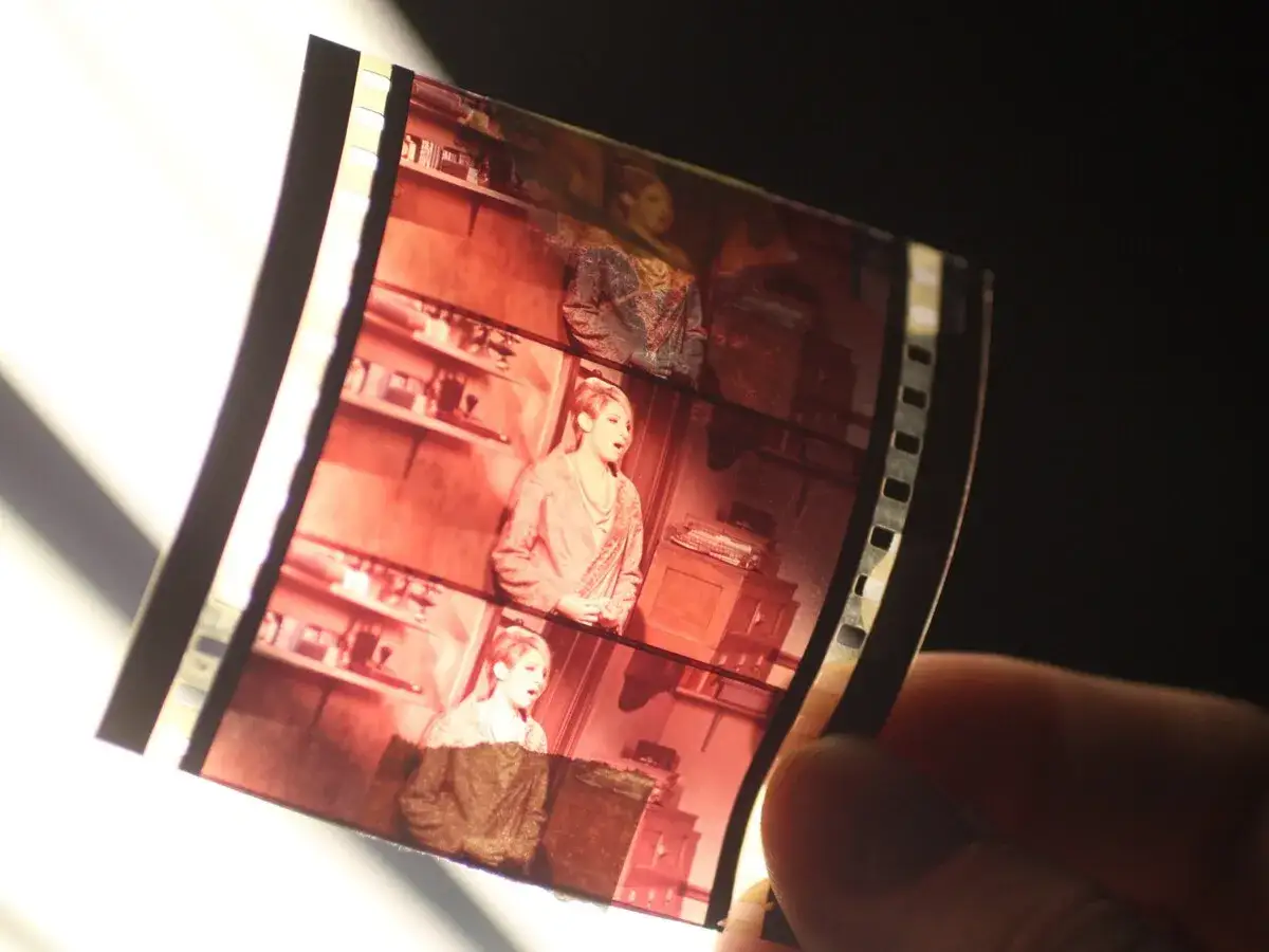 Tira de 70 mm cine con imágenes de una mujer en un escenario.