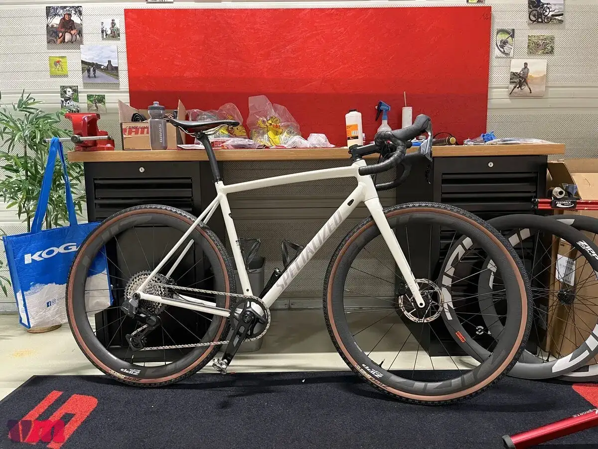 Biały rower gravelowy z napędem Sram Rival AXS XPLR gotowy na przygodę.