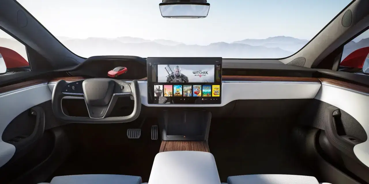 Nowoczesne tesla model s wnętrze z ekranem pokazującym gry, w tym Wiedźmina.