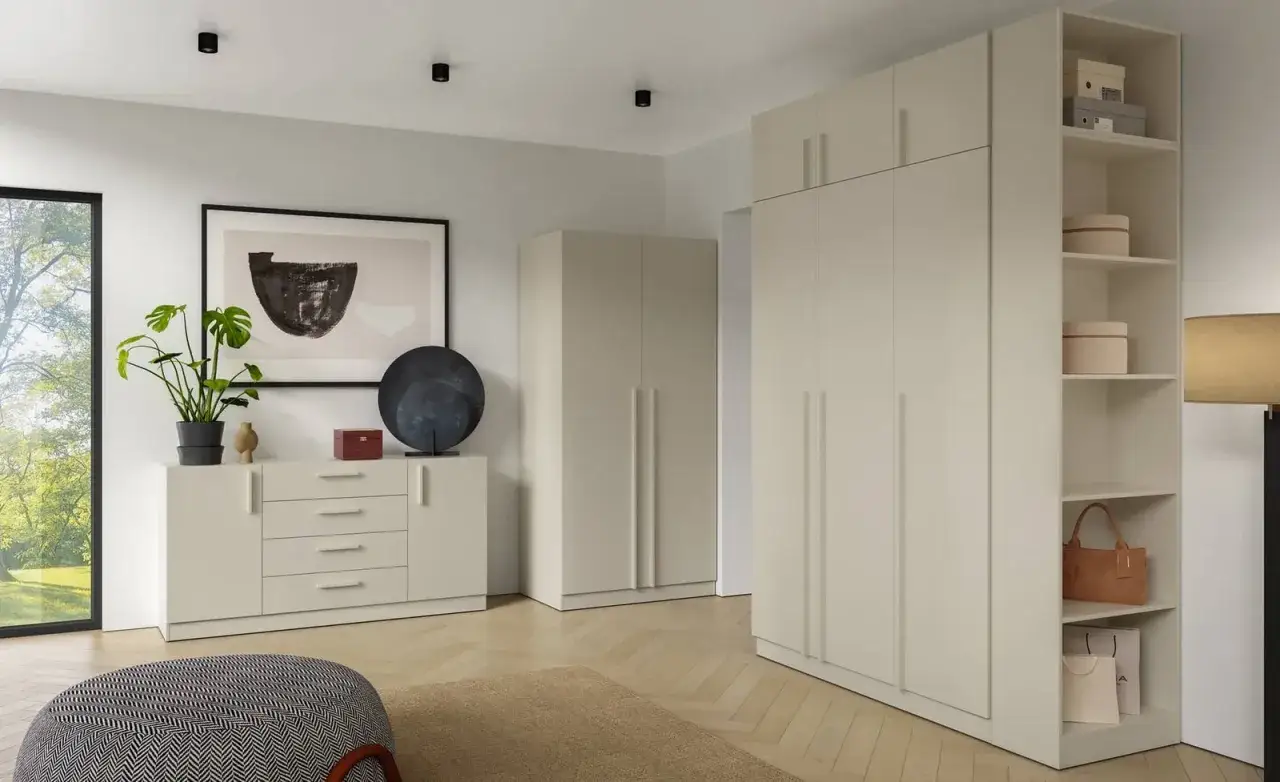 Minimalistyczna sypialnia z białymi meblami, obrazem abstrakcyjnym i rośliną. Cichy luksus emanuje z każdego detalu.